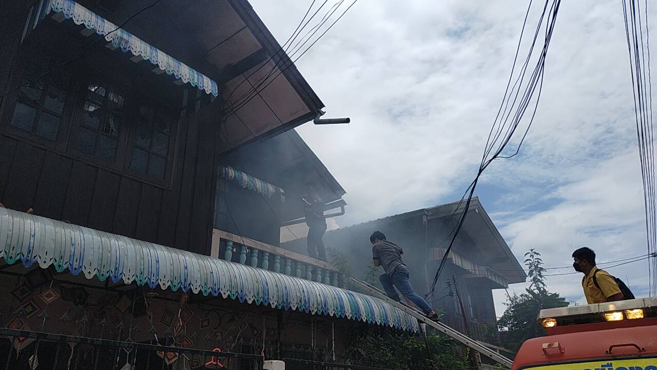 ไฟไหม้บ้านในชุมชนหนองลิ้นจี่หวิดวอดทั้งหลัง  คาดไฟฟ้าลัดวงจร