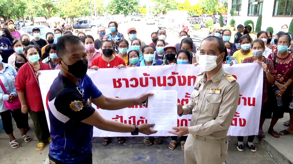 ชาวบ้านวังทอง ยื่นหนังสือต่อนายอำเภอด่านช้าง ค้านแต่งตั้งผู้ใหญ่บ้านหมู่ 10