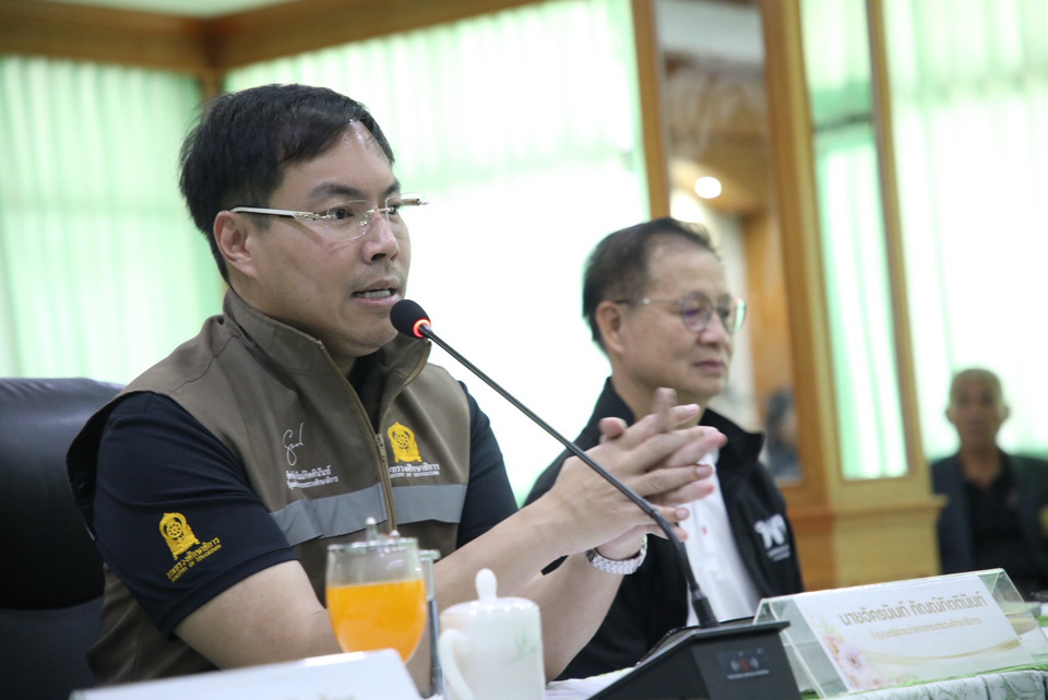 "รมช.ศึกษาธิการ” สั่งสังคายนา “สกร.” พบแบบเรียนปี 51 ยังว่อนห้องสมุด ขีดเส้นตายอธิบดีชี้แจง 5 พ.ค. นี้