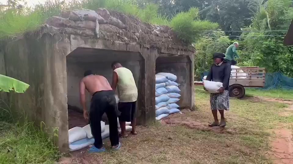 ชาวบ้านแนวชายแดนเขาพระวิหาร ศรีสะเกษ ซ่อมหลุมหลบภัยเตรียมรับสถานการณ์สู้รบชายแดนไทย-กัมพูชา 