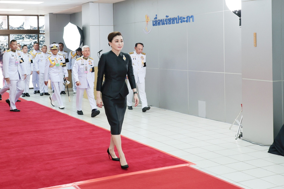 "พระราชินี" ทอดพระเนตรการดำเนินงานของโรงไฟฟ้าพลังน้ำเขื่อนรัชชประภา