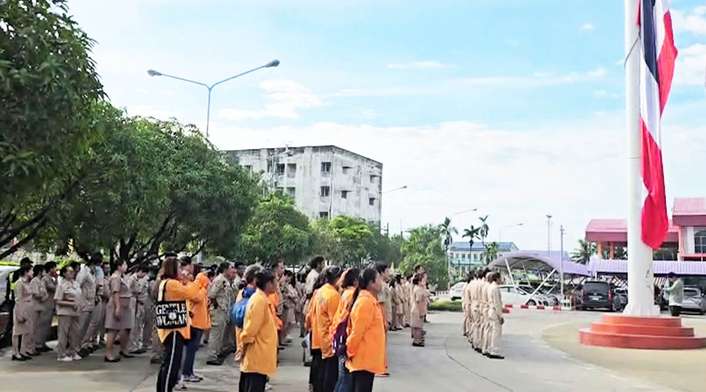 "เทศบาลนครอ้อมน้อย" จัดกิจกรรมรำลึกวันได้รับพระราชทานธงชาติไทย 