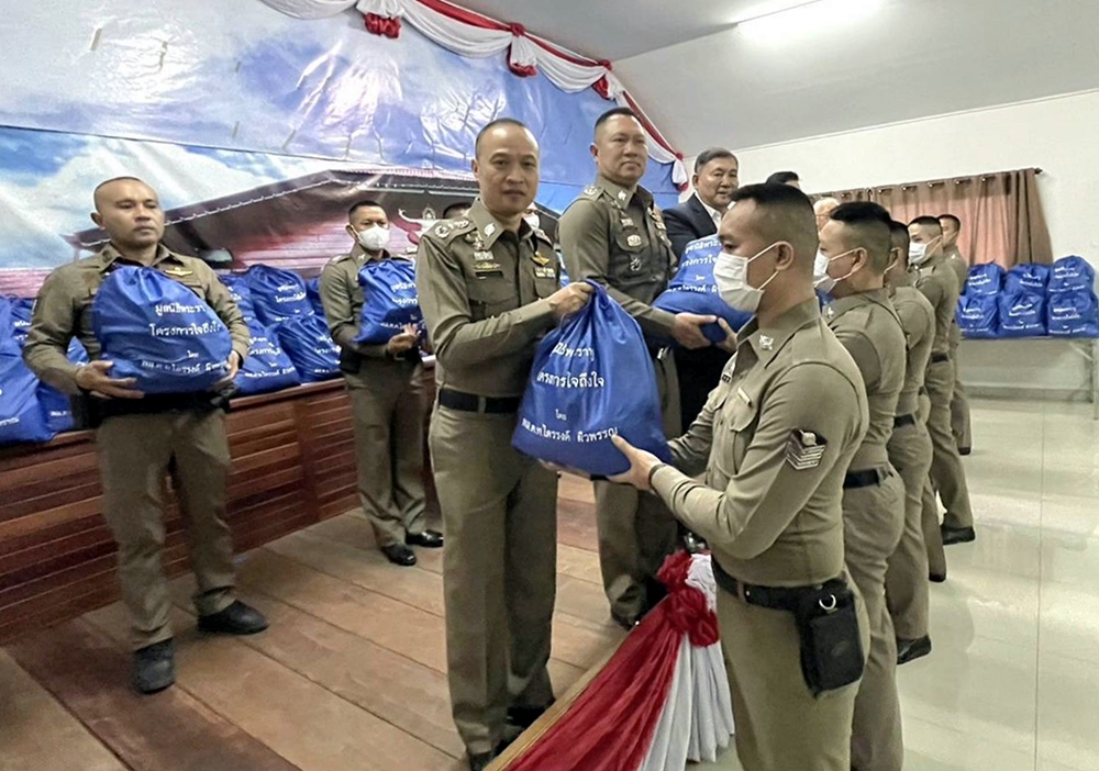 "ผบช.กมค." ตรวจเยี่ยมศูนย์ไกล่เกลี่ย สภ.พระประแดง พร้อมมอบถุงยังชีพมูลนิธิพระราหู 