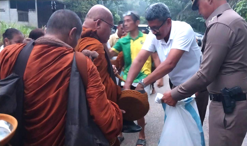 พุทธศาสนิกชน อ.ท่าฉาง ร่วมทำบุญตักบาตร พระภิกษุสงฆ์ 510 รูป ตามโครงการจาริกธุดงค์ธรรมยาตราฯ