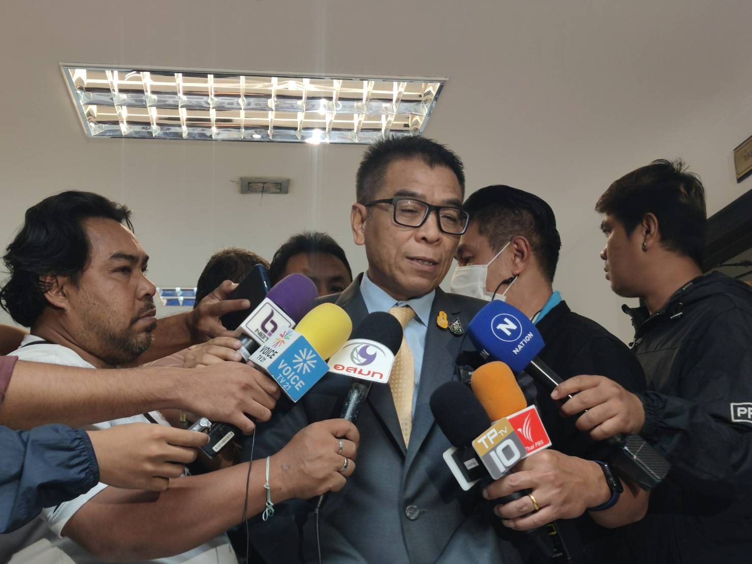 "เลขาฯ กกต." ไม่รู้ปมยกคำร้อง "พิธา" ผิด ม.151 ชี้กระบวนการยังไม่จบ