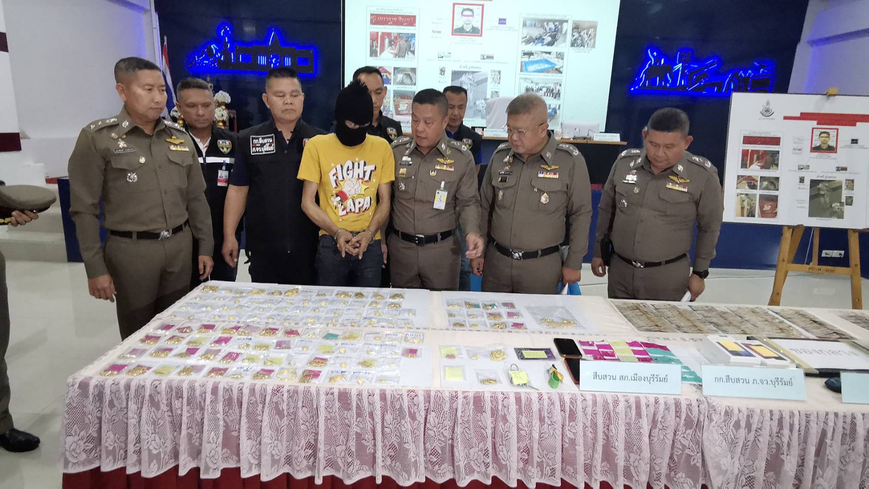  แถลงจับคนร้ายงัดตู้เซฟ ร้านทองที่บุรีรัมย์ เผยเคยทำงานห้าง เชื่อเกลือเป็นหนอน