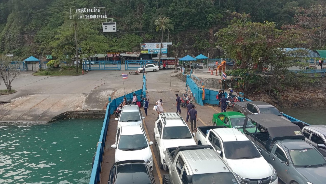 นทท.บ่นรถยนต์รอลงเรือเฟอร์รี่ทั้งขึ้นลงเกาะช้างช่วงหยุด 3 วันกว่า 2 หมื่นคน ตำรวจเกาะช้างเร่งระบาย