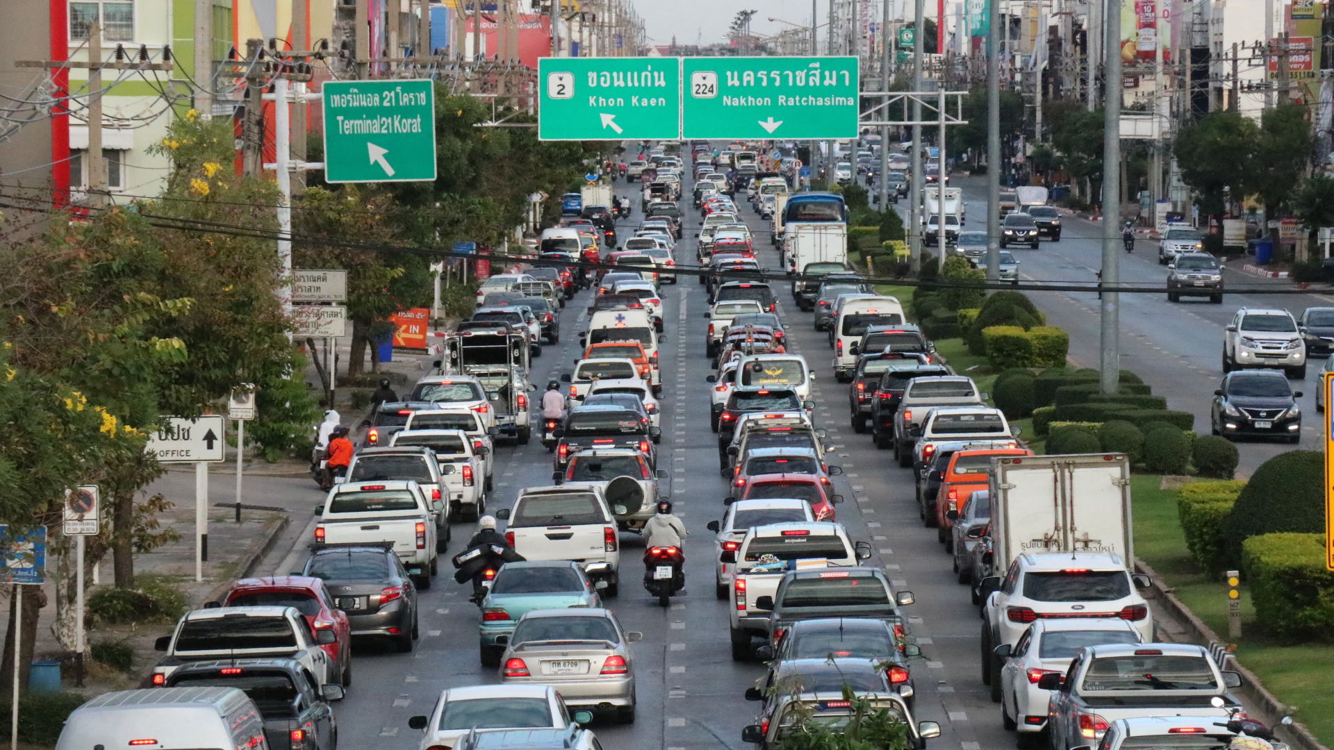 ถนนมิตรภาพ ช่วงผ่านประตูหน้าด่านอีสาน ติดหนึบ มอเตอร์เวย์เปิดวันแรกมีรถใช้ 1.5 หมื่นคัน