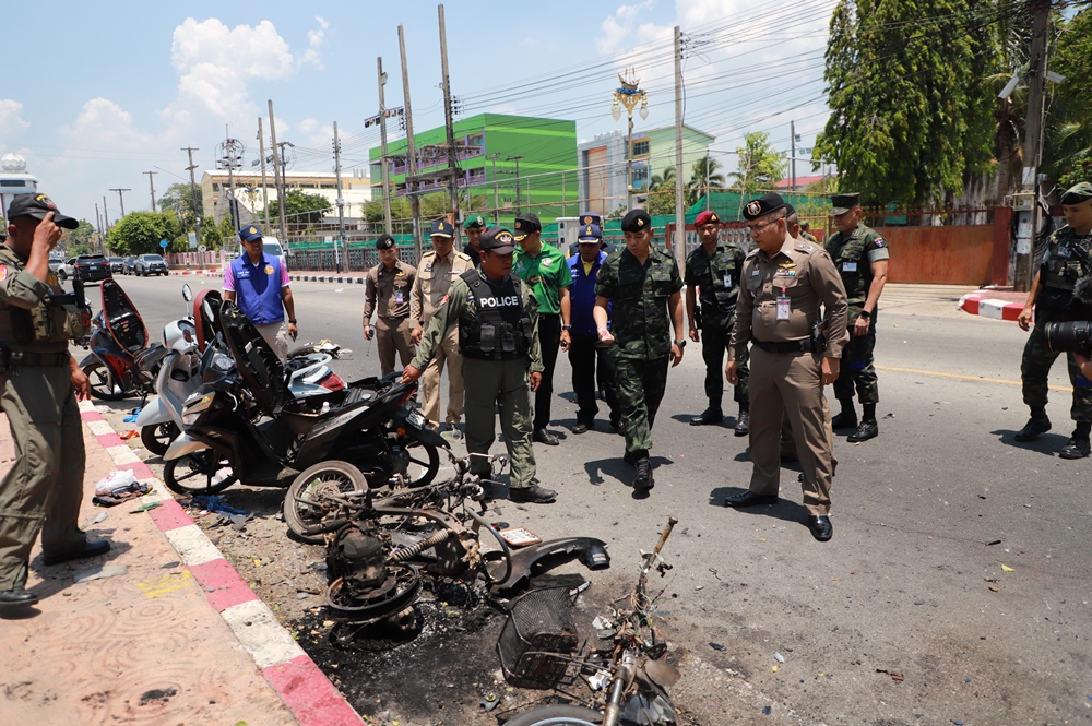 แม่ทัพภาคที่ 4 ลงพื้นที่ตรวจสอบเหตุคนร้ายรอบวางระเบิด กลางเมือง จ.นราธิวาส 
