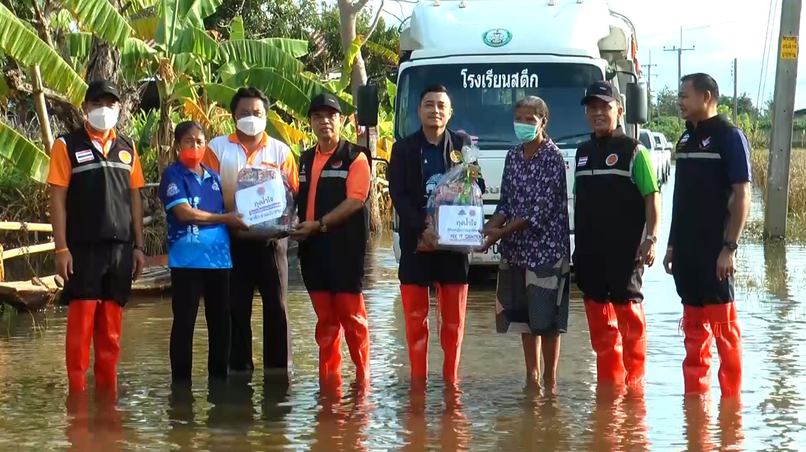 เลขาฯอาชีวะ​ เปิดศูนย์ซ่อมสร้างช่วย ปชช.พร้อมมอบถุงยังชีพ นศ.-ชาวบ้าน​ อ.สตึก เผชิญน้ำท่วมหนักรอบ 50 ปี