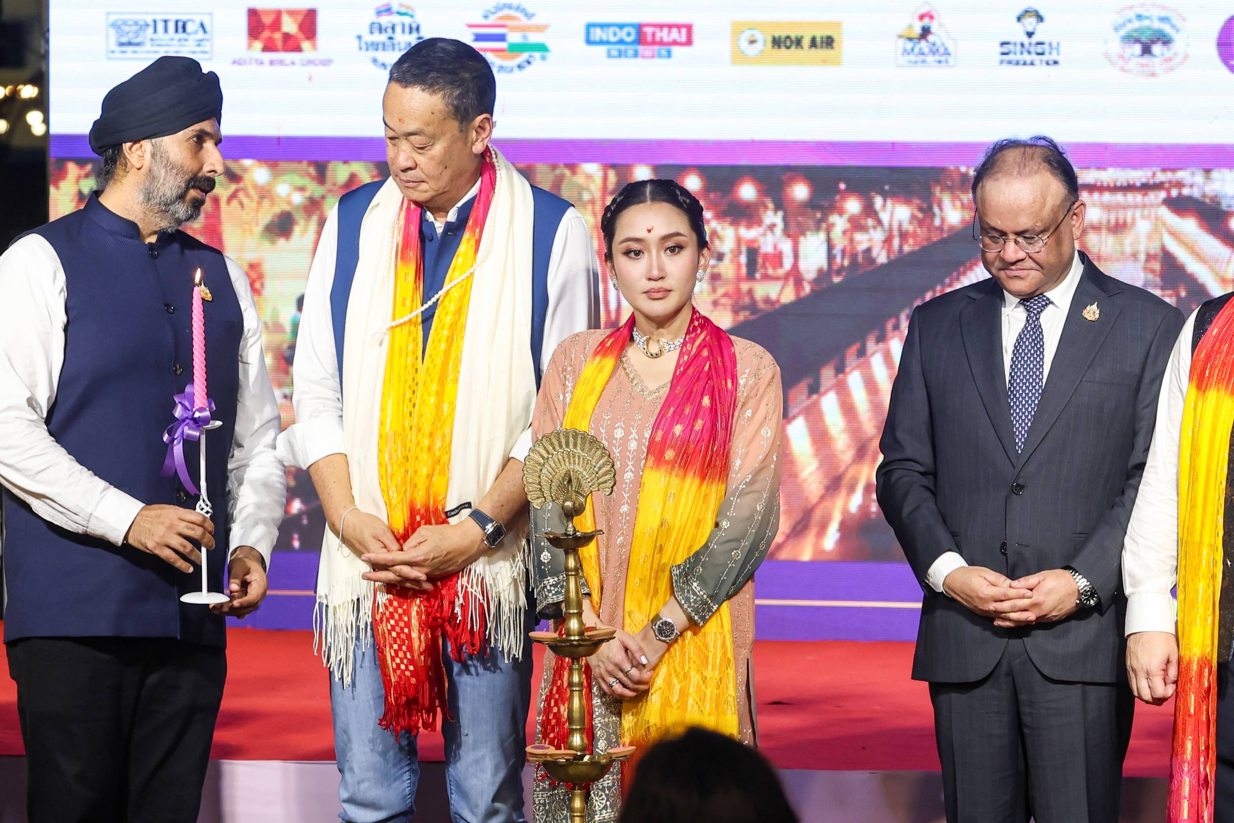 “อิ๊งค์” ควง “เศรษฐา” สวมชุดอินเดีย เปิดงานดิวาลี 2024  ปลื้มเป็นซอฟต์พาวเวอร์ที่มีเสน่ห์กลางเมือง ย้ำ สัมพันธ์อันดี ไทย-อินเดียกว่า 77 ปี