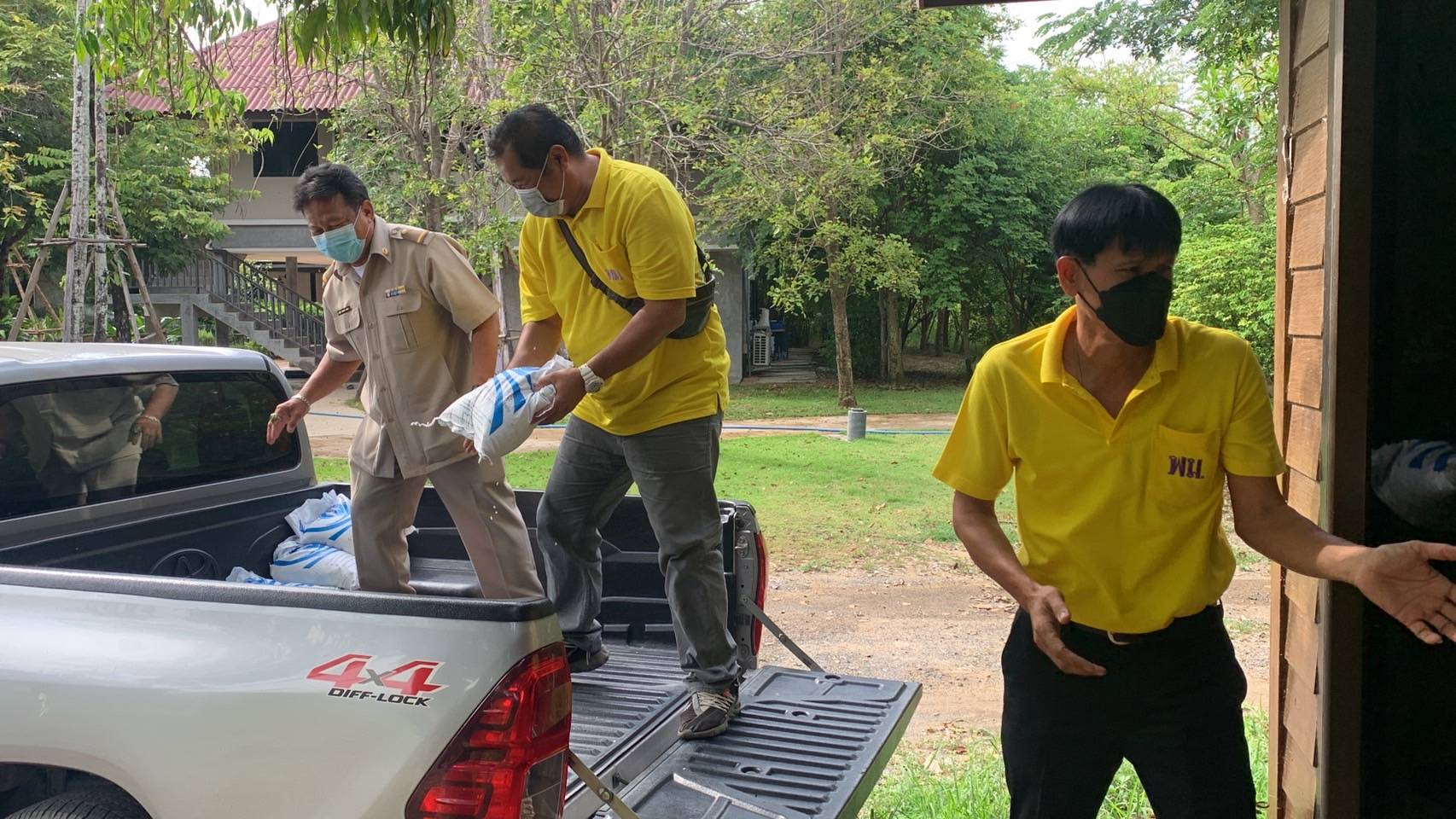 พม.อ่างทองรับมอบข้าวสารช่วยเหลือกลุ่มเปราะบาง  ตามโครงการบูรณาการเพื่อพัฒนาคุณภาพชีวิต 