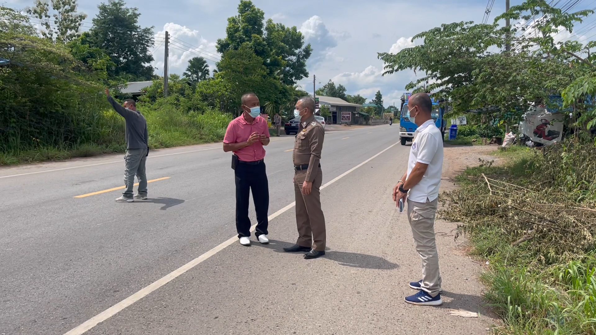 ตรวจจุดเกิดเหตุดาบตำรวจยิงพ่อค้าไก่ย่างเสียชีวิต  แจ้งข้อหาคนตายพยายามฆ่าเจ้าพนักงานฯ