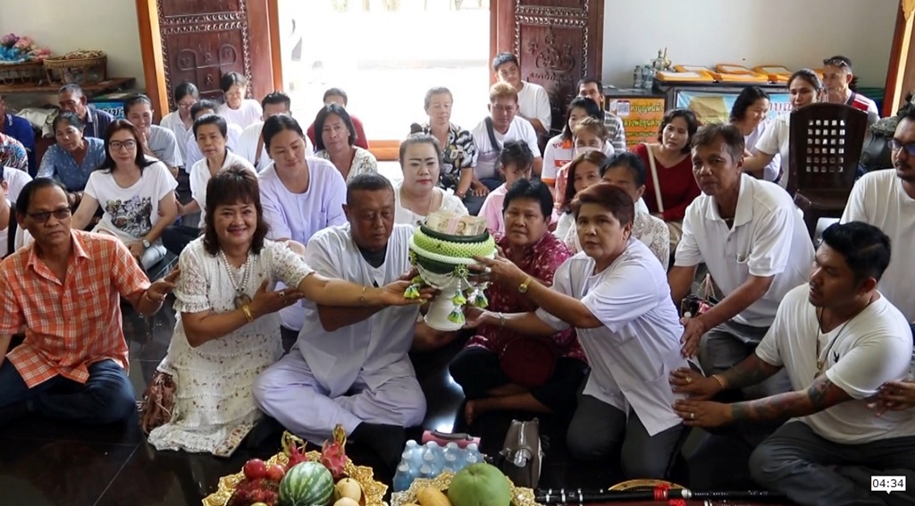 นักธุรกิจหอบเงินครึ่งล้านถวายหลวงพ่อขุนด่าน ขอโชคเทพหนูแดง