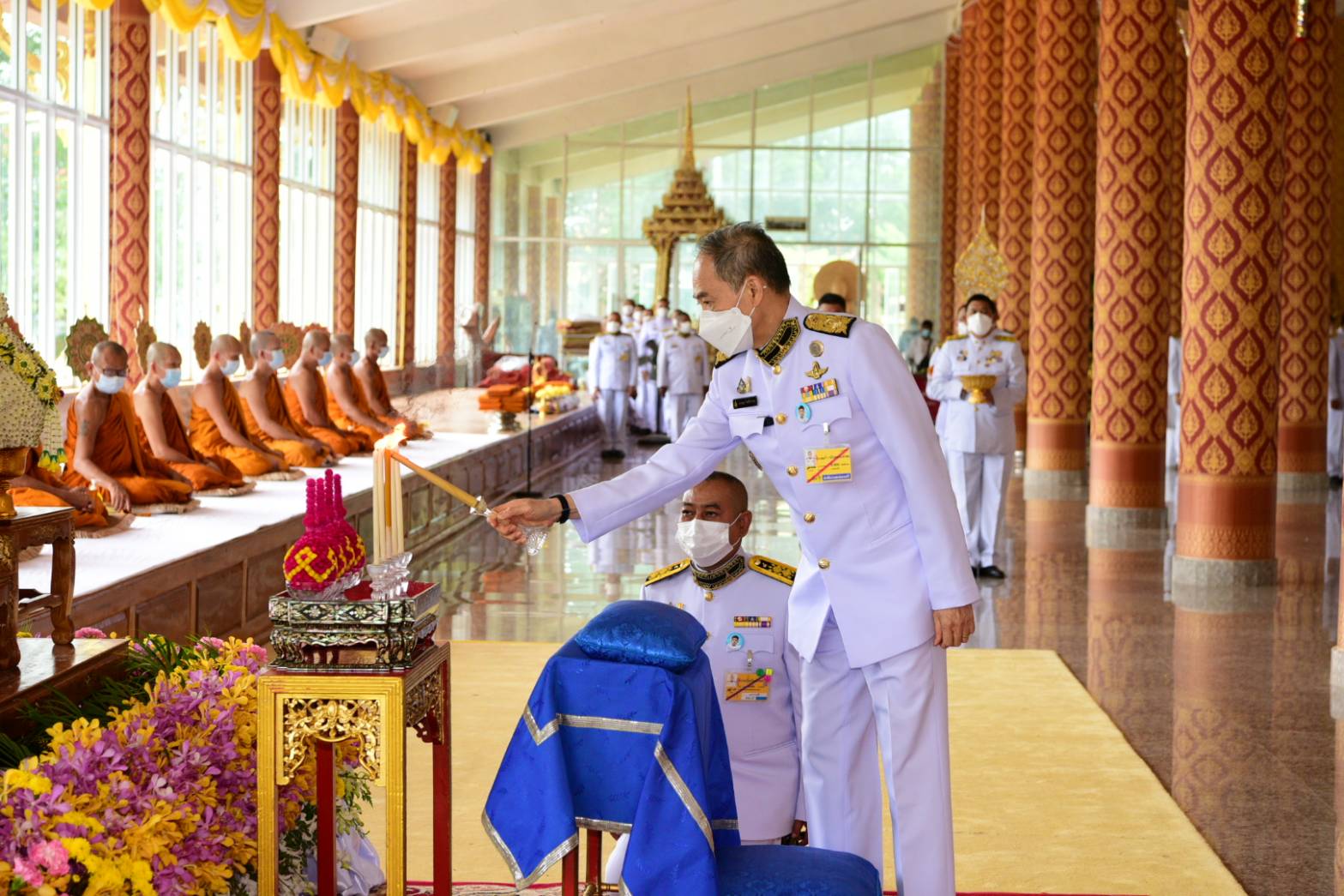 ในหลวงทรงพระกรุณาโปรดเกล้าโปรดกระหม่อมให้องคมนตรี  เชิญสัญญาบัตร พัดยศ และผ้าไตร ไปถวายพระราชภาวนาวชิรคุณ ฯ 