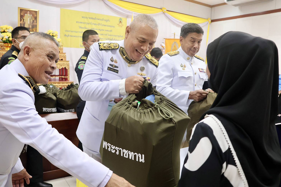 “ในหลวง–พระราชินี” ทรงห่วงใยพสกนิกร โปรดเกล้าฯ “องคมนตรี” เชิญถุงพระราชทานมอบผู้ประสบวาตภัยเขตหัวหมาก–บางกะปิ กรุงเทพฯ