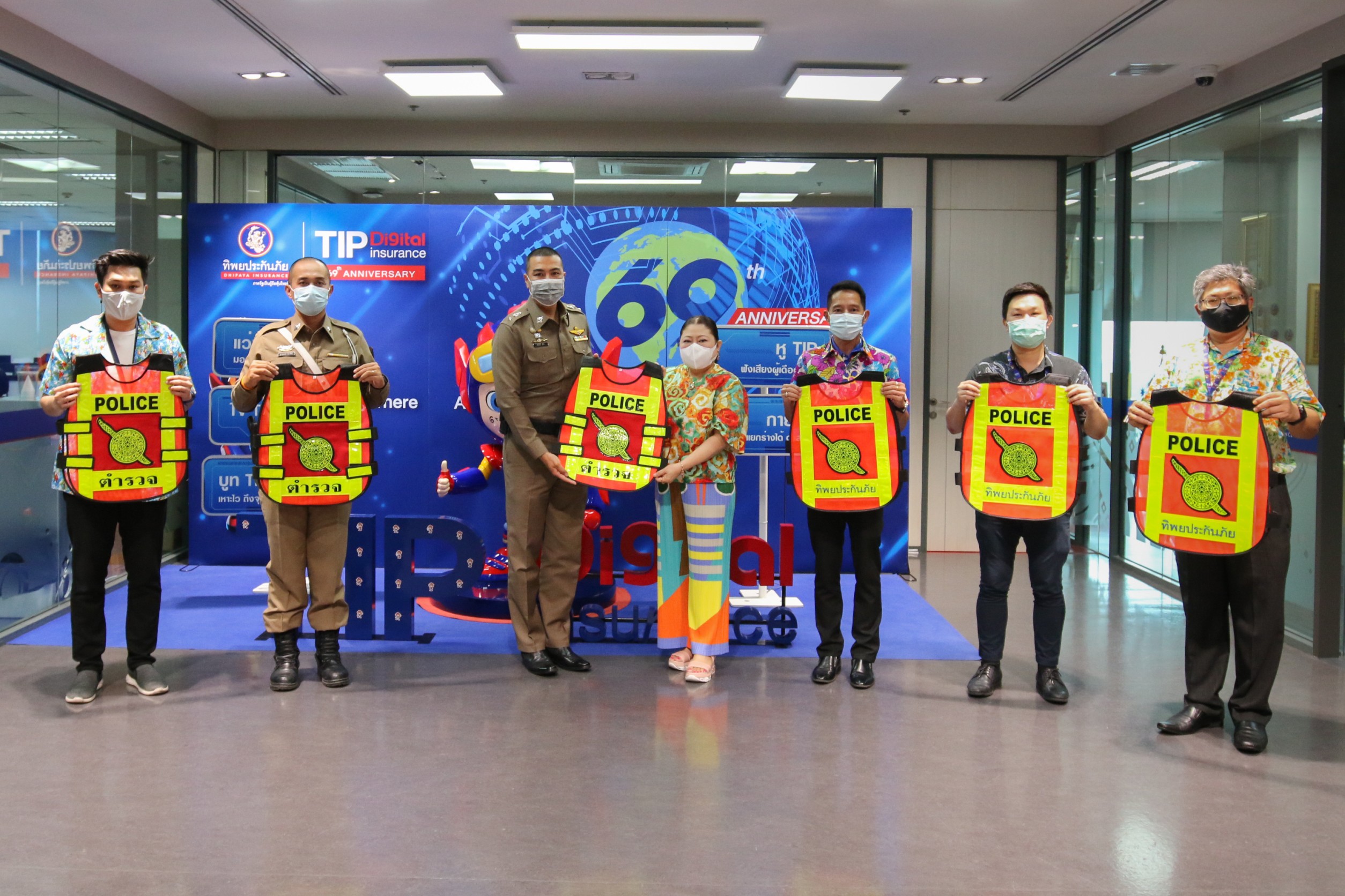 ทิพยประกันภัย มอบเสื้อสะท้อนแสง สน.วังทองหลาง