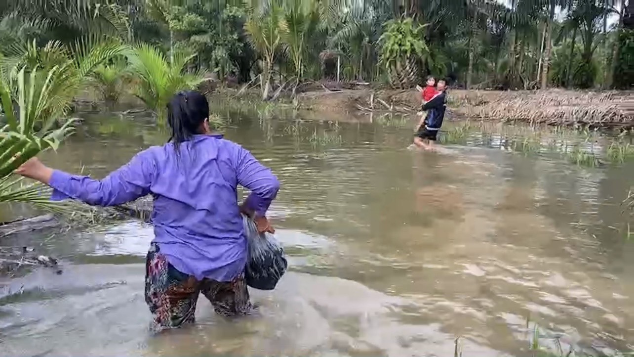 "ระนอง" ทหารเข้าช่วยเด็กวัย 3 ขวบ ลูกแรงงานขณะหลบหนีลงแม่น้ำกระบุรี  