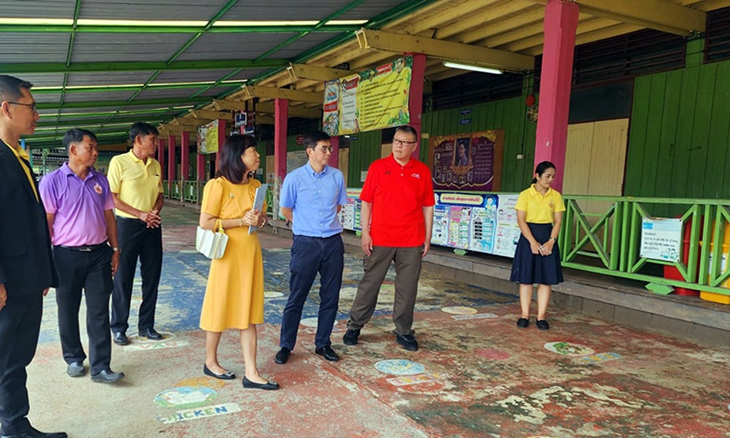สภาอุตฯภาคกลาง รุดตรวจสภาพ 2 โรงเรียนในสมุทรสาคร-ชำรุดหนัก หวังได้งบช่วยพัฒนาปรับปรุง