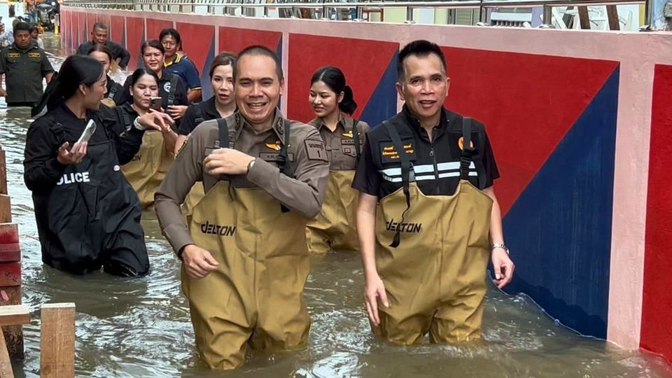 “ผู้การฯนนท์” นำทีมลุยน้ำมอบถุงยังชีพ 160 ชุด ช่วยชุมชนวัดตาลถูกน้ำท่วมยาว 3 เดือน
