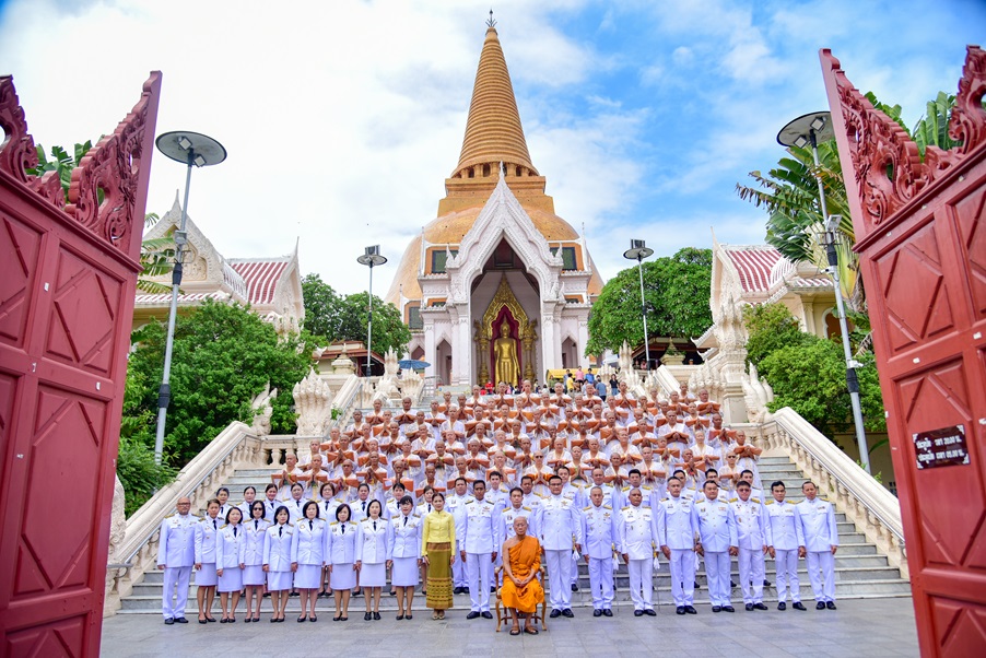 นครปฐมจัดพิธีมอบผ้าไตรและพิธีบรรพชาอุปสมบทเฉลิมพระเกียรติ
