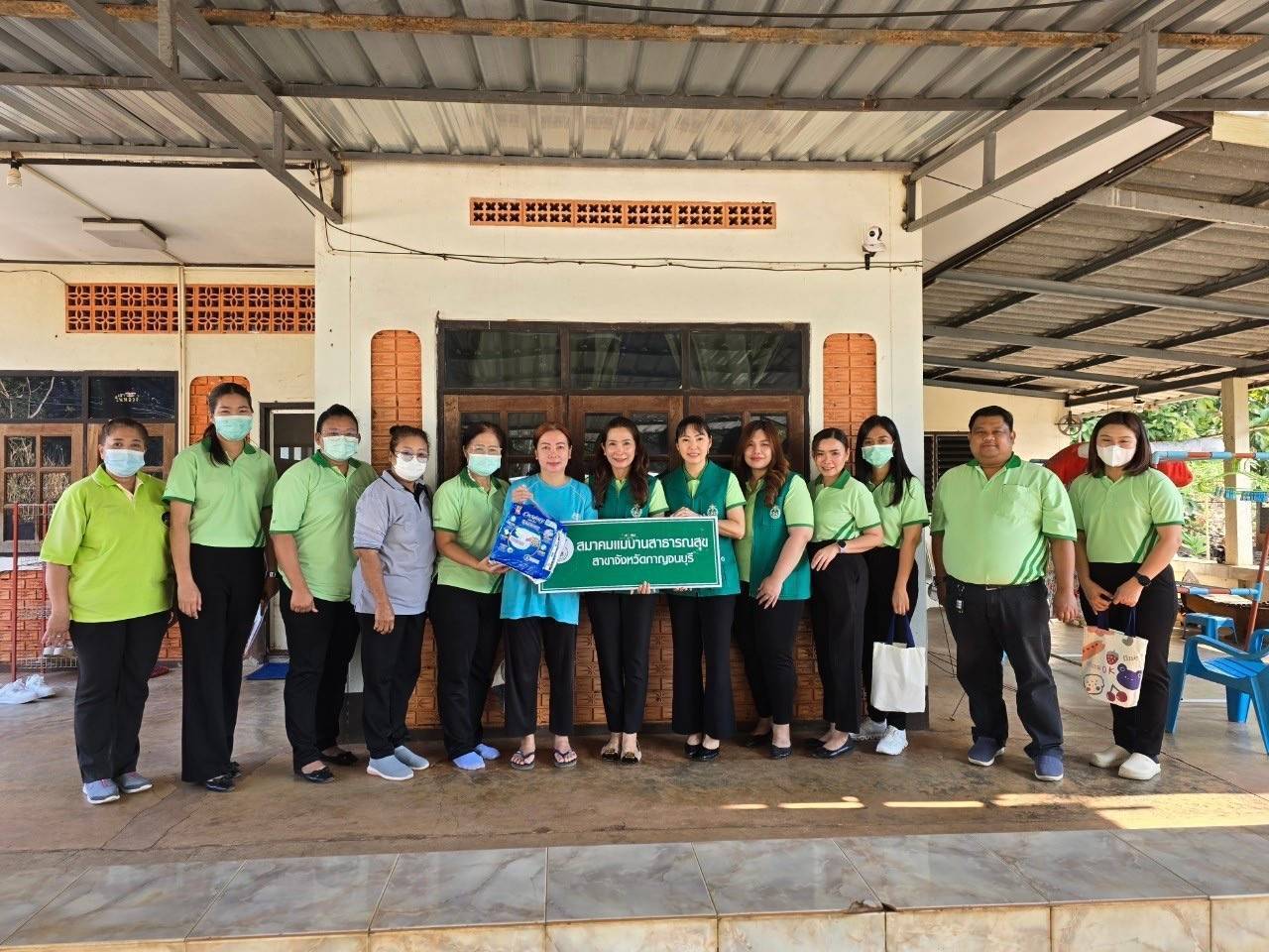 เลขานุการสมาคมแม่บ้าน สธ.กาญจนบุรี และส่วนเกี่ยวข้อง มอบเครื่องบริโภคและหน้ากากอนามัยรับมือปัญหาฝุ่น PM 2.5