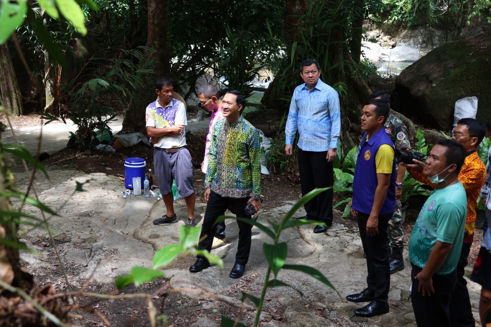 ผู้ว่าฯนราธิวาส ลงตรวจสถานที่ประกอบพิธีพลีกรรมตักน้ำศักดิ์สิทธิ์ ณ น้ำตกสิรินธร 