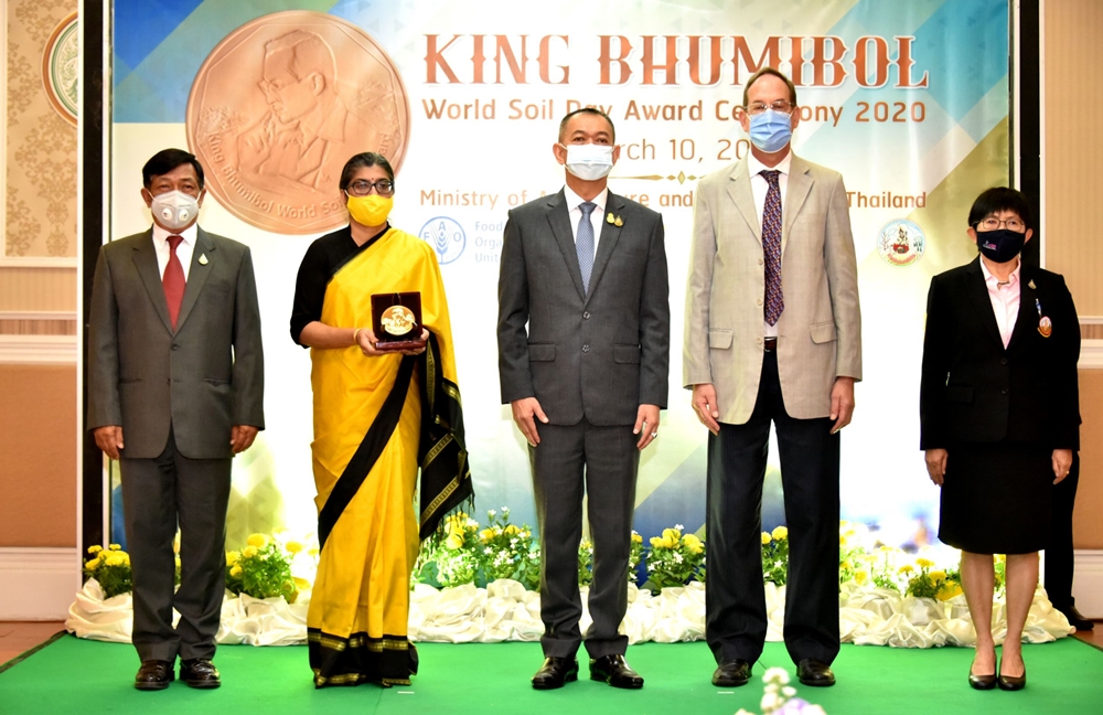 เกษตรฯ มอบรางวัล "King Bhumibol World Soil Day Award " แก่สภาพัฒนาการเกษตรแห่งอินเดีย 
