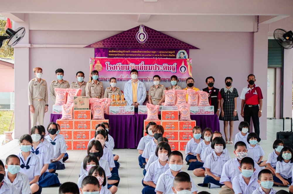 "ผู้การแดง" สนับสนุนเครื่องอุปโภคบริโภค-มอบเงินค่าอาหารกลางวันเด็กนักเรียน