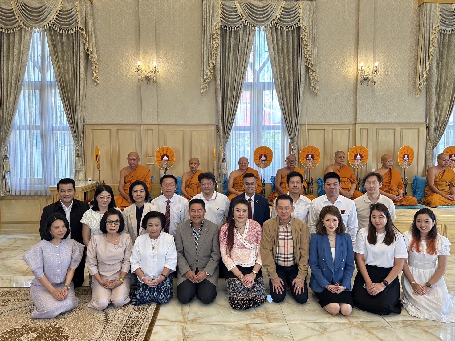 "แกนนำพท.-คนใกล้ชิด" ทำบุญวันเกิด 57 ปี "ยิ่งลักษณ์" วัดสระเกศ "พระคุณพระธรรมโพธิมงคล" อวยพร  มีโอกาสเจอกันที่ประเทศไทย