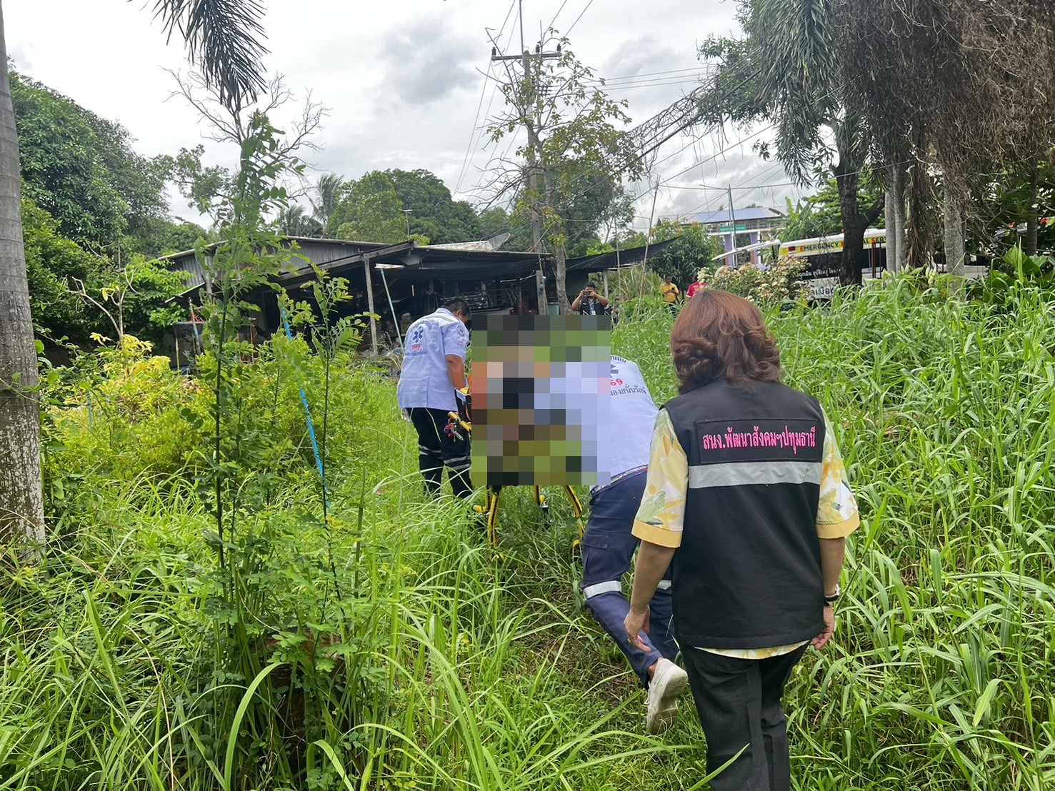  สจ.ร่วมมือพม.ปทุมธานีเข้าช่วยเหลือสาวนอนติดเตียงอยูบ้านกลางสวนนานกว่า10ปี