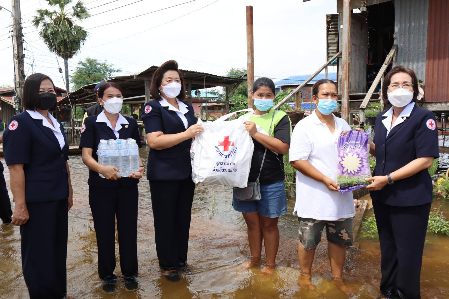 สำนักงานเหล่ากาชาดจังหวัดสุโขทัย  ลงพื้นที่มอบถุงธารน้ำใจ ช่วยผู้ประสบอุทกภัย อ.ศรีสำโรง