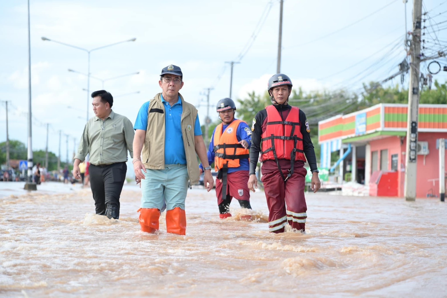 ผส.ชป.4 ลุยน้ำท่วมสุโขทัย สนับสนุนถุงยังชีพช่วยผู้ประสบภัยบรรเทาความเดือดร้อนชาวสุโขทัย