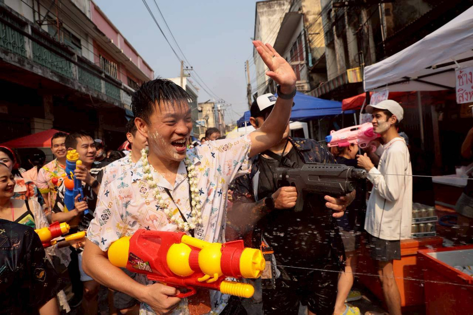 “เท้ง ณัฐพงษ์” นำทีม สส.พรรคประชาชน ลุยลำปาง สาดน้ำสงกรานต์-ฟังเสียงชาวบ้าน สะท้อนพิษวิกฤตน้ำมันทำคนเที่ยวลด