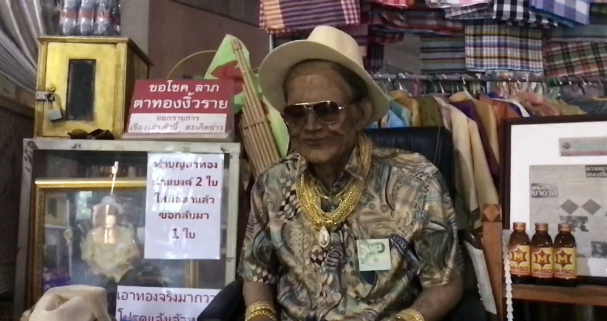 คอหวยขอเลขเด็ด 'ตาทองงิ้วราย' วัดสว่างอารมณ์กันคึกคัก