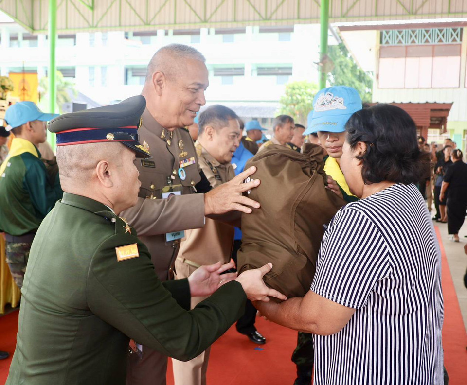 "ในหลวง" โปรดเกล้าฯให้องคมนตรี เชิญถุงพระราชทานมอบแก่ราษฎรที่ประสบอุทกภัย จ.ปทุมธานี  
