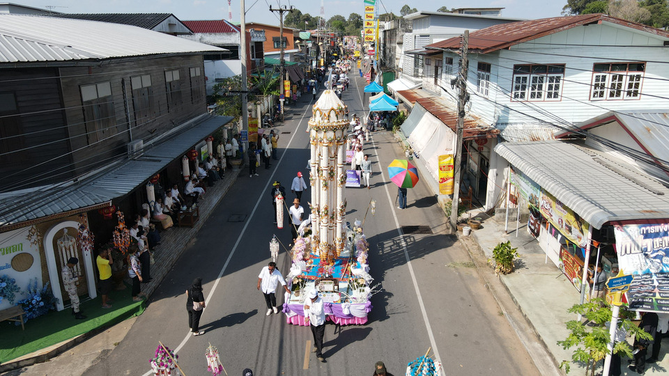 หนึ่งเดียว! ยโสธรแห่มาลัยข้าวตอก ถวายพุทธบูชาก่อนวันมาฆบูชา
