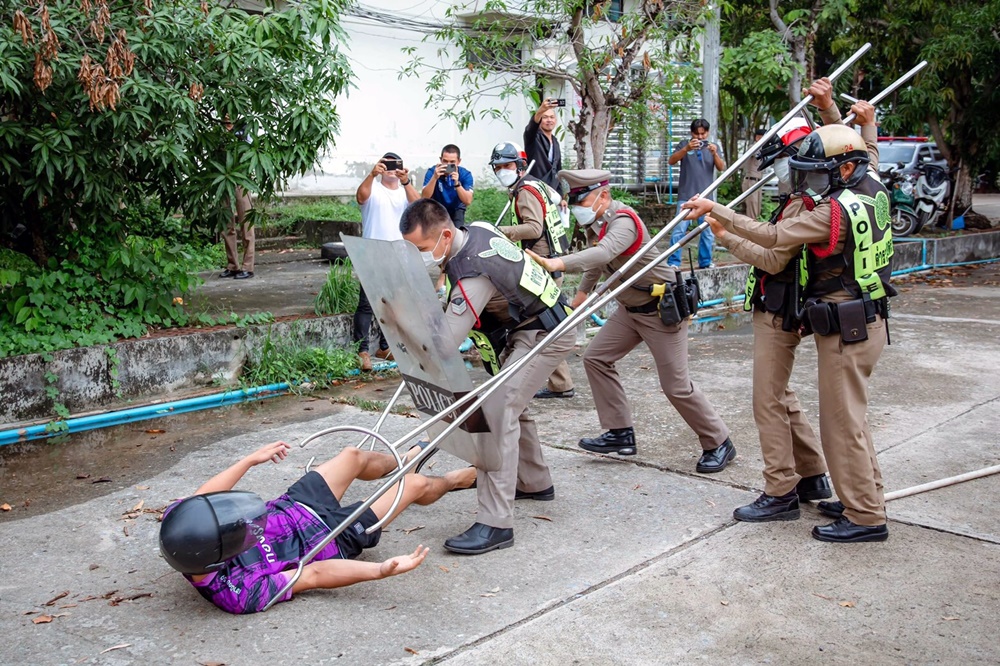 ตร.ปากพลี ฝึกเข้มตำรวจอาสาใช้ไม้ง่ามสยบคนคุ้มคลั่ง-วิกลจริต 