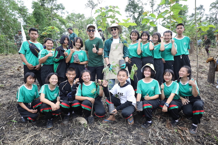 Yves Rocher ชวน “อเล็กซ์ - บอย” ปลูกป่าสร้างจิตสำนึกอนุรักษ์สิ่งแวดล้อม 
