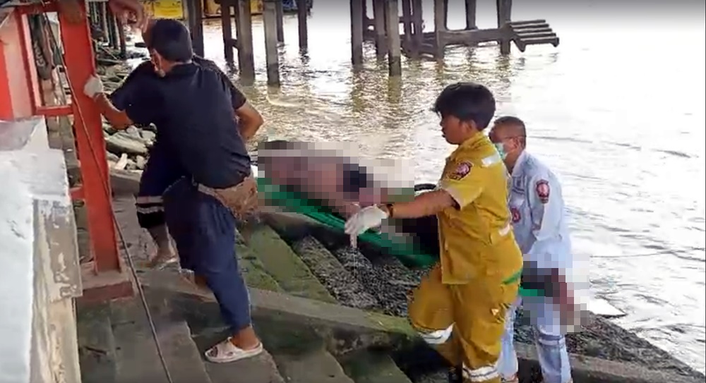 พบศพชายนิรนาม ใส่ผ้าพันคอสีแดงลอยอืดกลางแม่น้ำเจ้าพระยา