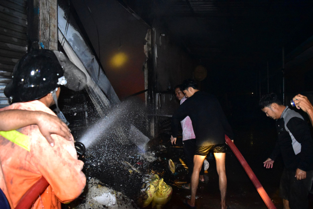 ระทึก!! ไฟไหม้ร้านค้าส่งขนาดใหญ่กลางดึก สาวเจ้าของร้านกระโดดหน้าต่างหนีตาย
