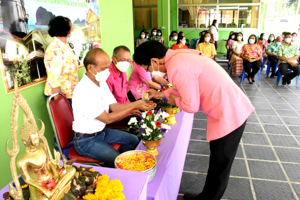 สนง.สหกรณ์ตรัง จัดกิจกรรมรดน้ำขอพรอดีต ขรก.ผู้สูงอายุ เนื่องในเทศกาลสงกรานต์ 