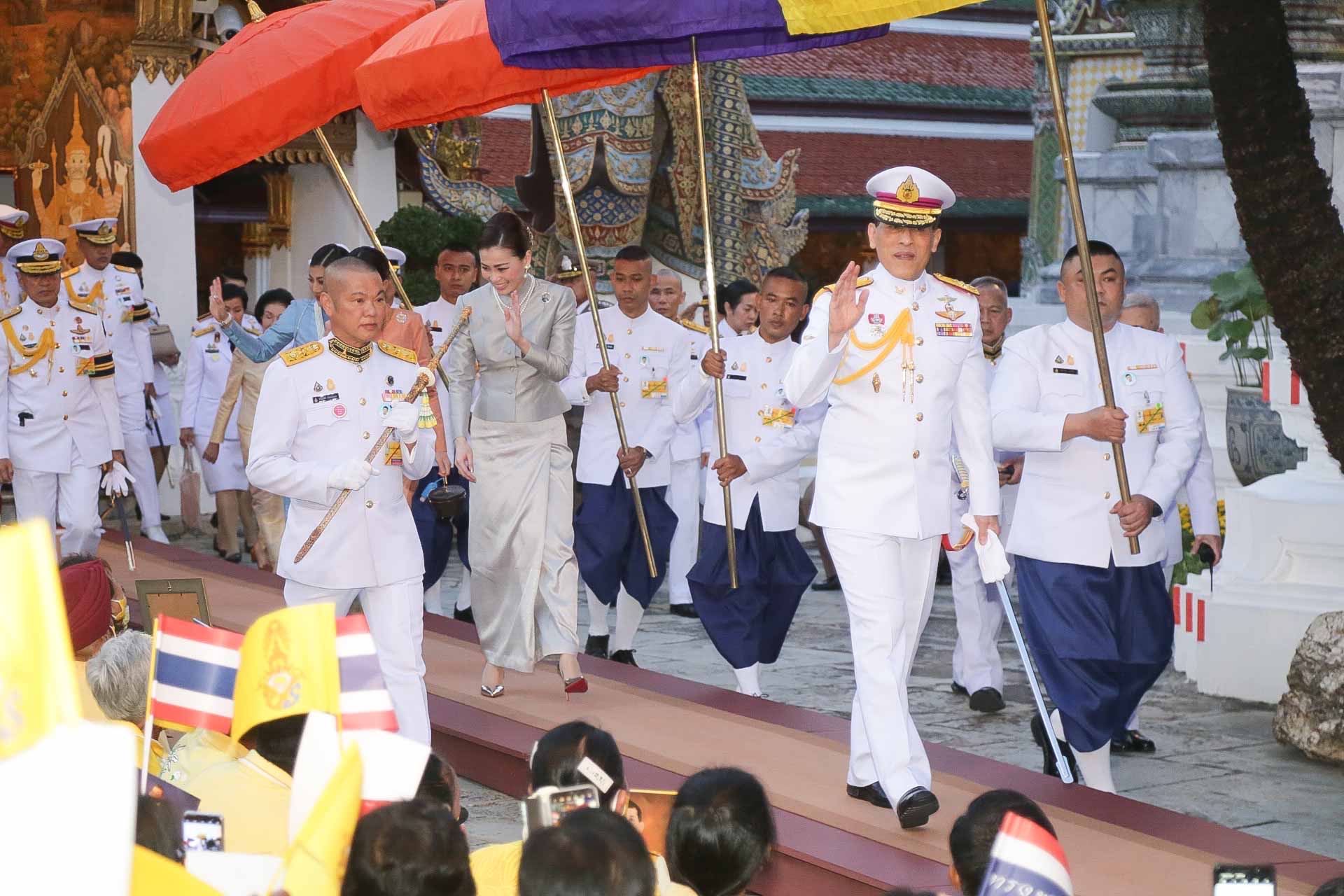 ในหลวง และพระราชินีทรงเปลี่ยนเครื่องทรงฤดูหนาว ถวายพระพุทธมหามณีรัตนปฏิมากร ณ พระอุโบสถวัดพระแก้ว