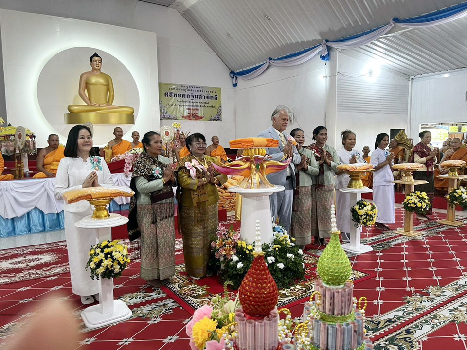 กาฬสินธุ์อนุโมทนาสาธุ! ครอบครัวฝรั่งหัวใจพุทธทอดกฐินสามัคคี 2 วัดใหญ่