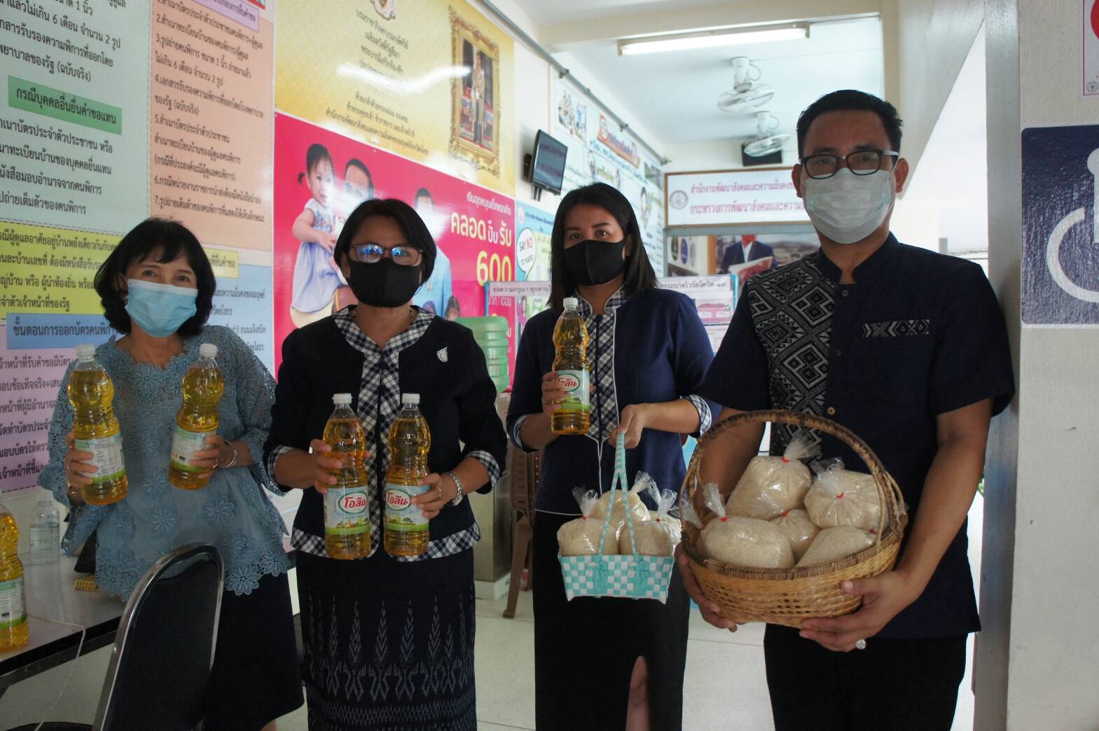 พาณิชย์จังหวัดยโสธรนำข้าวสารและน้ำมันพืชเติมเต็มตู้ปันสุข"พม.ยโสธร"