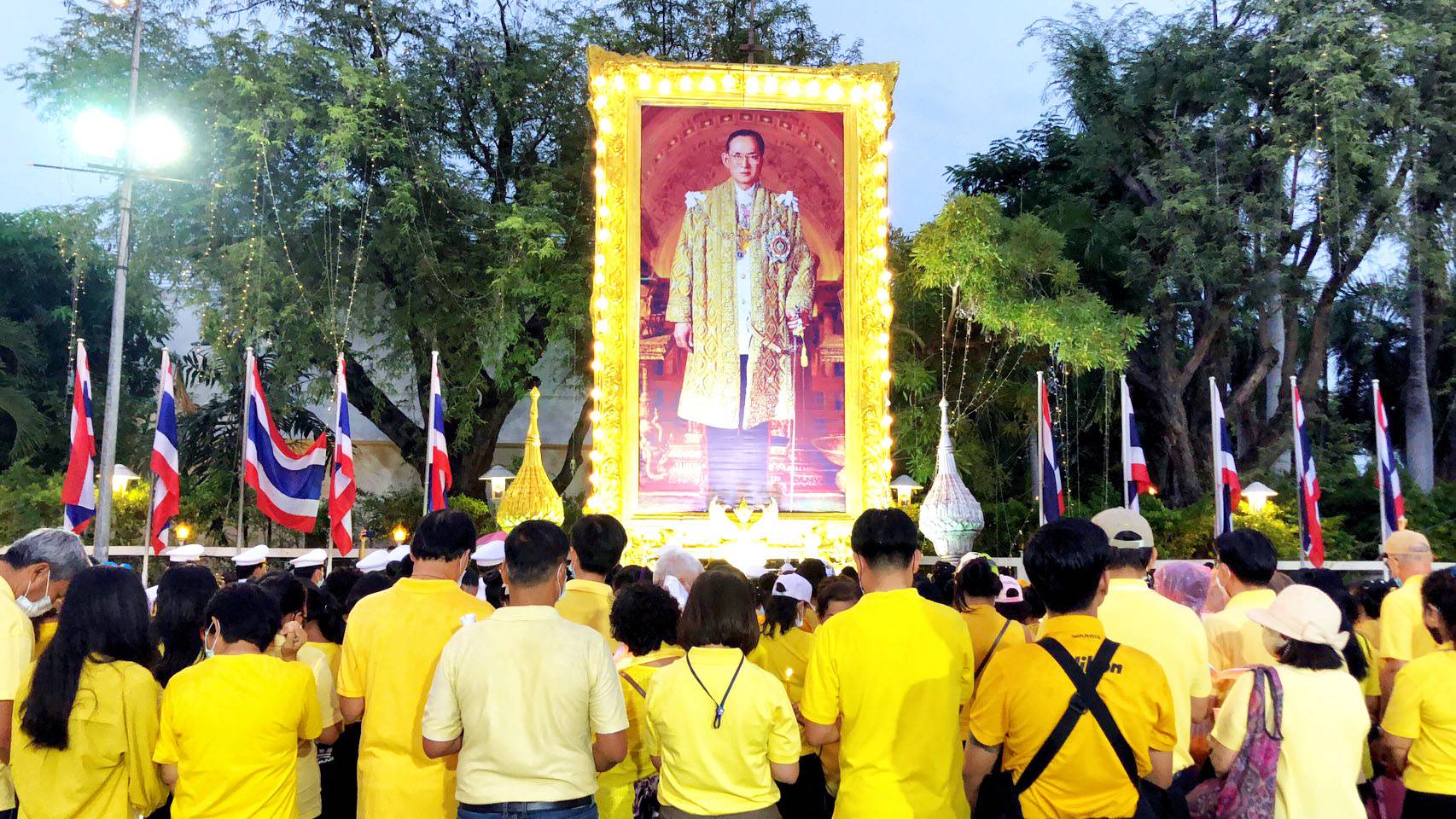 นางรำหัวหินนับร้อยรำถวายและจุดเทียนน้อมรำลึก ร.9