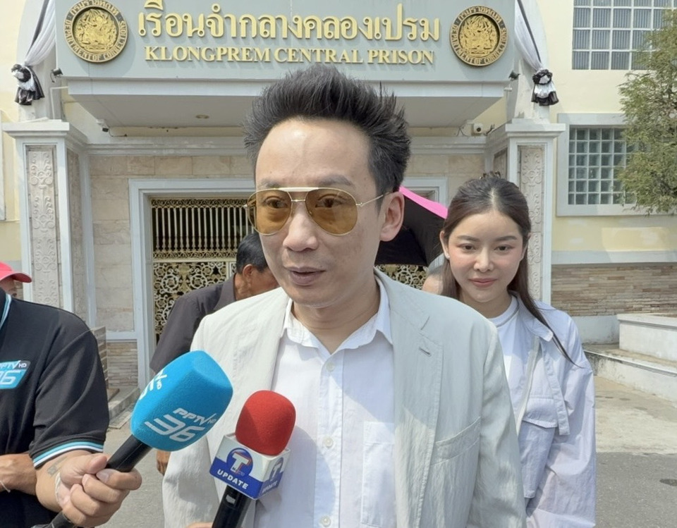 “โอ๊ค” เปิดคำพูด “ทักษิณ” คิดถึงหลานทุกคนเท่ากัน ยันสุขภาพแข็งแรง รอนับวันออกเรือนจำ