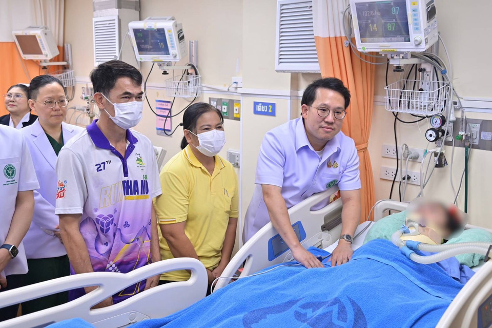 “รมว.พัฒนา” เยี่ยมผู้ป่วยบาดเจ็บจากสะเก็ดระเบิดชายแดนไทย-กัมพูชา ชื่นชมการใช้เทคโนโลยีเพิ่มศักยภาพการรักษา