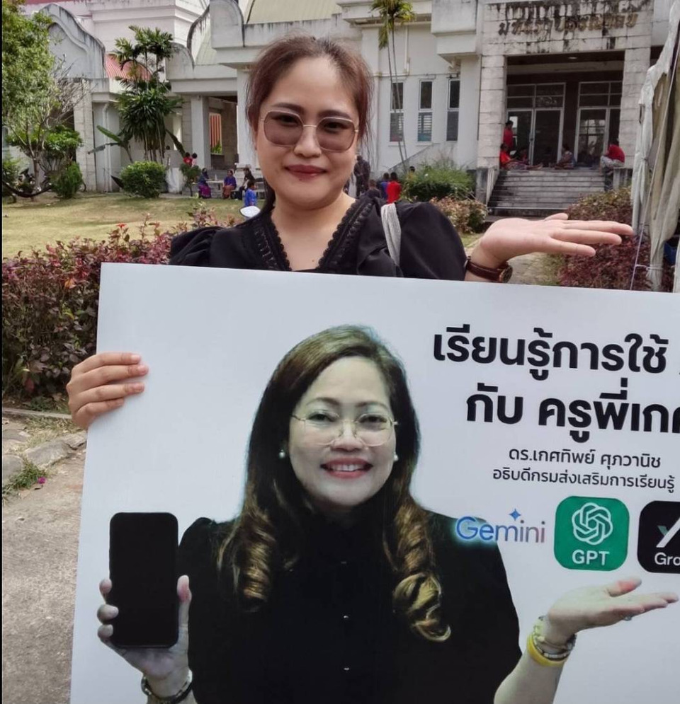 ไม่ทิ้งกัน! “อธิบดี สกร.” นำทีมร่วมร้อง-รำ เยียวยาใจ คลายทุกข์ชาวศรีสะเกษ สร้างรอยยิ้ม ที่ศูนย์พักพิงฯ