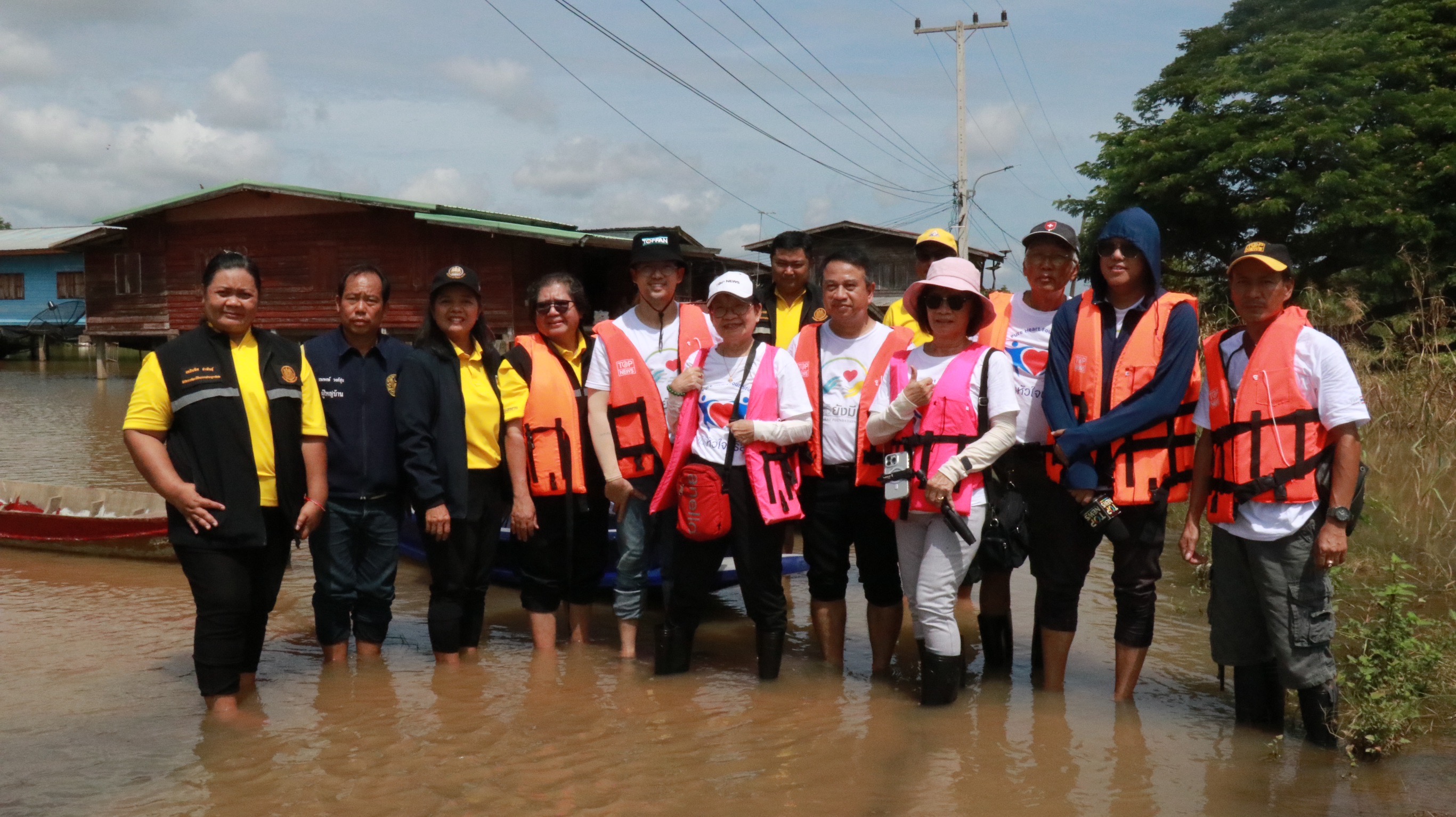 มูลนิธิหัวใจบริสุทธิ์ จับมือ มูลนิธิยังมีเรา ไทยสมายล์กรุ๊ป ลงพื้นที่มอบถุงยังชีพช่วยผู้ประสบอุทกภัย จ.พิจิตร 